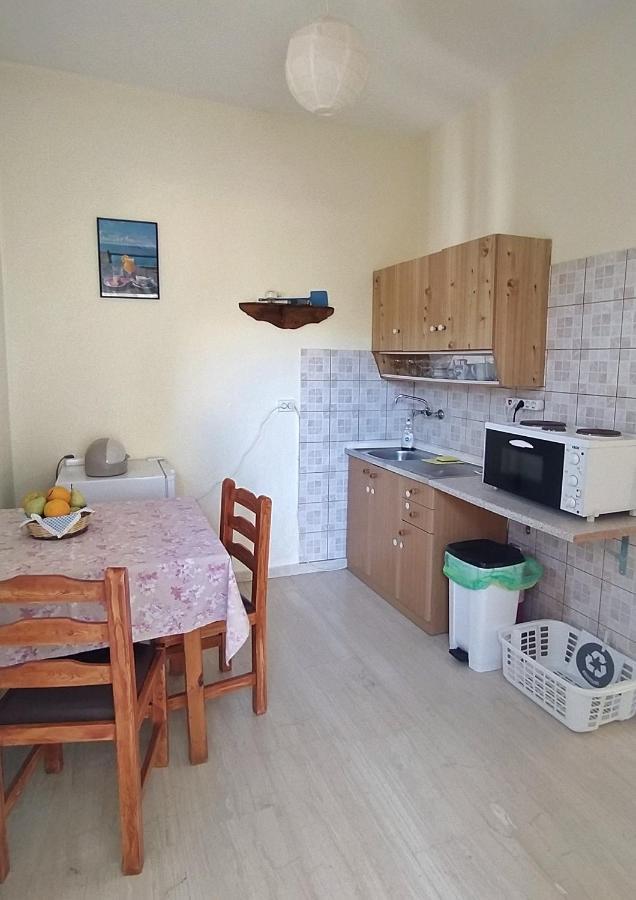 Hellmann Apartments Afión エクステリア 写真
