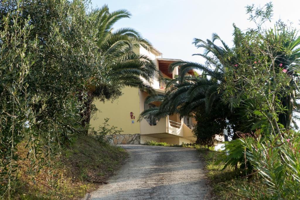 Hellmann Apartments Afión エクステリア 写真